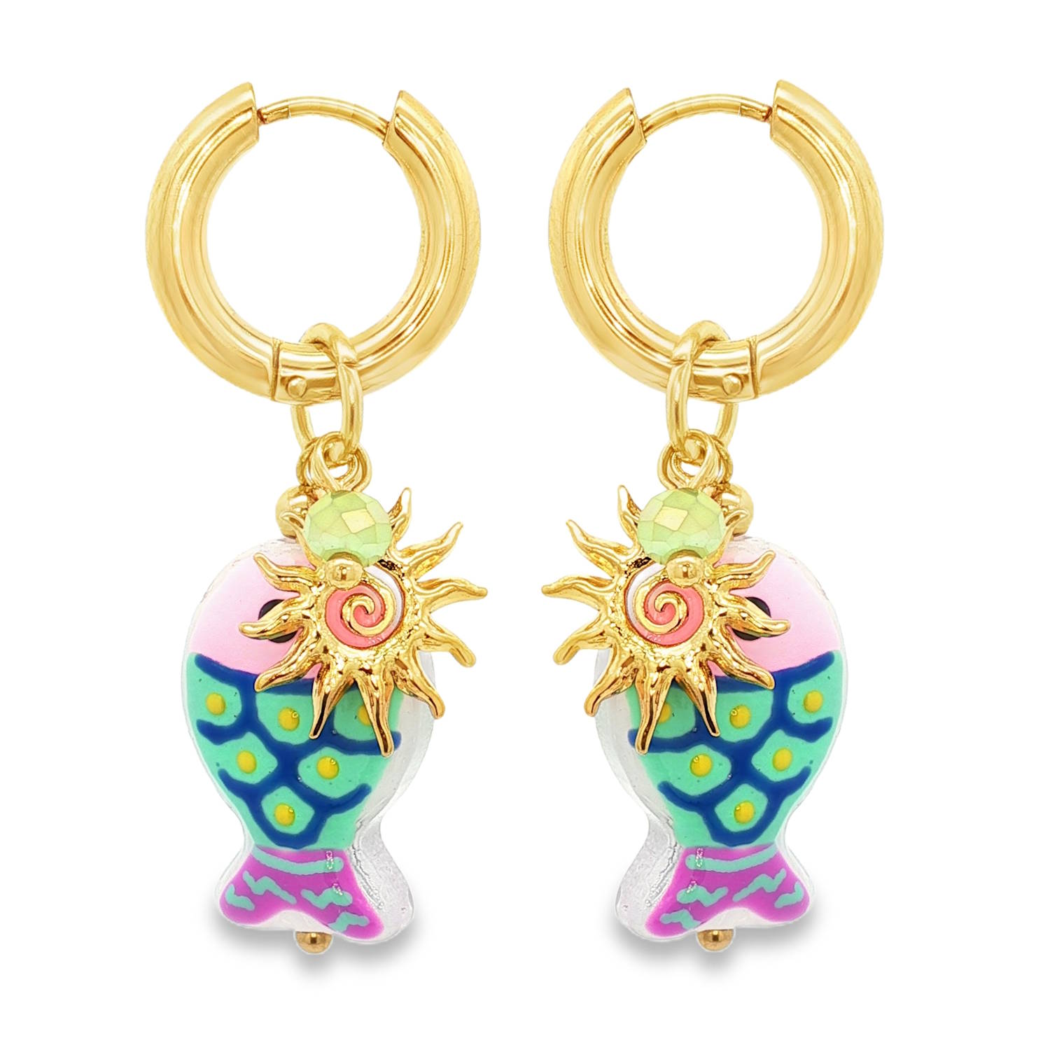 Plongez dans un univers pétillant et ensoleillé avec ces boucles d'oreilles pendantes au design unique. Mariant l'éclat de l'acier inoxydable doré à la vivacité de l'émail, ce bijou est une véritable ode aux vacances et à la joie de vivre.<br/>Chaque boucle arbore un charmant petit poisson stylisé, décoré de motifs graphiques aux tons pastel et électriques (rose, turquoise et violet).<br/>Un soleil doré aux rayons finement ciselés vient se superposer au corps du poisson, orné en son centre d'une spirale rose et surmonté d'une petite perle facettée vert d'eau. Créoles Perle Poisson Soleil Adolescent Adulte Animaux Eté Femme Fille Nature Printemps Plongez dans un univers pétillant et ensoleillé avec ces boucles d'oreilles pendantes au design unique. Mariant l'éclat de l'acier inoxydable doré à la vivacité de l'émail, ce bijou est une véritable ode aux vacances et à la joie de vivre.<br/>Chaque boucle arbore un charmant petit poisson stylisé, décoré de motifs graphiques aux tons pastel et électriques (rose, turquoise et violet).<br/>Un soleil doré aux rayons finement ciselés vient se superposer au corps du poisson, orné en son centre d'une spirale rose et surmonté d'une petite perle facettée vert d'eau. Créoles Perle Poisson Soleil Adolescent Adulte Animaux Eté Femme Fille Nature Printemps