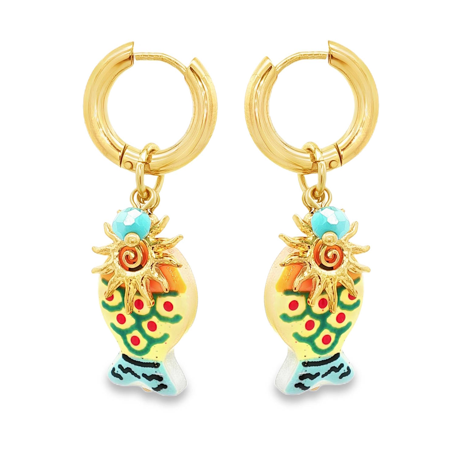 Plongez dans un univers pétillant et ensoleillé avec ces boucles d'oreilles pendantes au design unique. Mariant l'éclat de l'acier inoxydable doré à la vivacité de l'émail, ce bijou est une véritable ode aux vacances et à la joie de vivre.<br/>Chaque boucle arbore un charmant petit poisson stylisé, décoré de motifs graphiques aux tons pastel et électriques (orange, turquoise, jaune, rouge et vert).<br/>Un soleil doré aux rayons finement ciselés vient se superposer au corps du poisson, orné en son centre d'une spirale rose et surmonté d'une petite perle facettée bleue. Créoles Perle Poisson Soleil Adolescent Adulte Animaux Eté Femme Fille Nature Printemps Plongez dans un univers pétillant et ensoleillé avec ces boucles d'oreilles pendantes au design unique. Mariant l'éclat de l'acier inoxydable doré à la vivacité de l'émail, ce bijou est une véritable ode aux vacances et à la joie de vivre.<br/>Chaque boucle arbore un charmant petit poisson stylisé, décoré de motifs graphiques aux tons pastel et électriques (orange, turquoise, jaune, rouge et vert).<br/>Un soleil doré aux rayons finement ciselés vient se superposer au corps du poisson, orné en son centre d'une spirale rose et surmonté d'une petite perle facettée bleue. Créoles Perle Poisson Soleil Adolescent Adulte Animaux Eté Femme Fille Nature Printemps