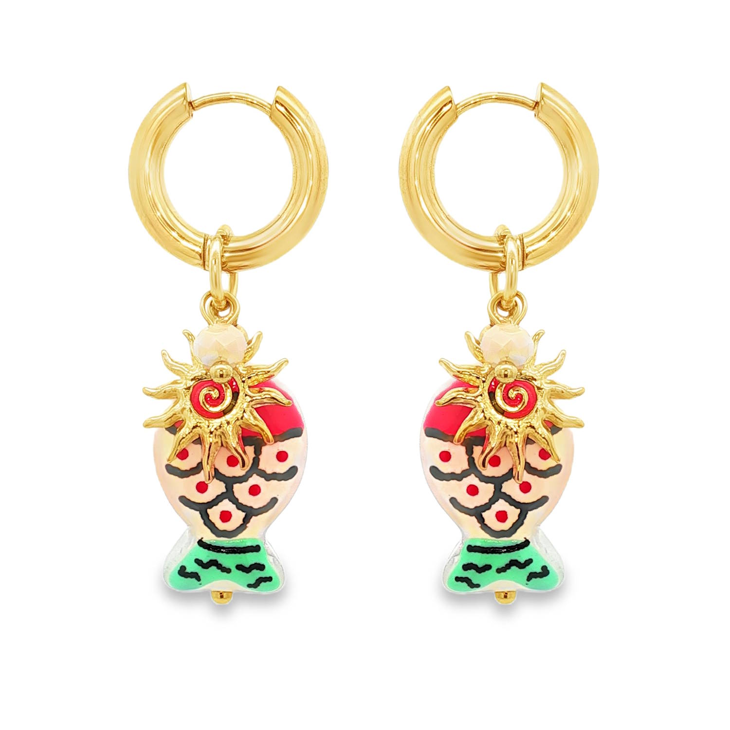 Plongez dans un univers pétillant et ensoleillé avec ces boucles d'oreilles pendantes au design unique. Mariant l'éclat de l'acier inoxydable doré à la vivacité de l'émail, ce bijou est une véritable ode aux vacances et à la joie de vivre.<br/>Chaque boucle arbore un charmant petit poisson stylisé, décoré de motifs graphiques aux tons pastel et électriques (rose, turquoise et rouge).<br/>Un soleil doré aux rayons finement ciselés vient se superposer au corps du poisson, orné en son centre d'une spirale rose et surmonté d'une petite perle facettée rose. Créoles Perle Poisson Soleil Adolescent Adulte Animaux Eté Femme Fille Nature Printemps Plongez dans un univers pétillant et ensoleillé avec ces boucles d'oreilles pendantes au design unique. Mariant l'éclat de l'acier inoxydable doré à la vivacité de l'émail, ce bijou est une véritable ode aux vacances et à la joie de vivre.<br/>Chaque boucle arbore un charmant petit poisson stylisé, décoré de motifs graphiques aux tons pastel et électriques (rose, turquoise et rouge).<br/>Un soleil doré aux rayons finement ciselés vient se superposer au corps du poisson, orné en son centre d'une spirale rose et surmonté d'une petite perle facettée rose. Créoles Perle Poisson Soleil Adolescent Adulte Animaux Eté Femme Fille Nature Printemps