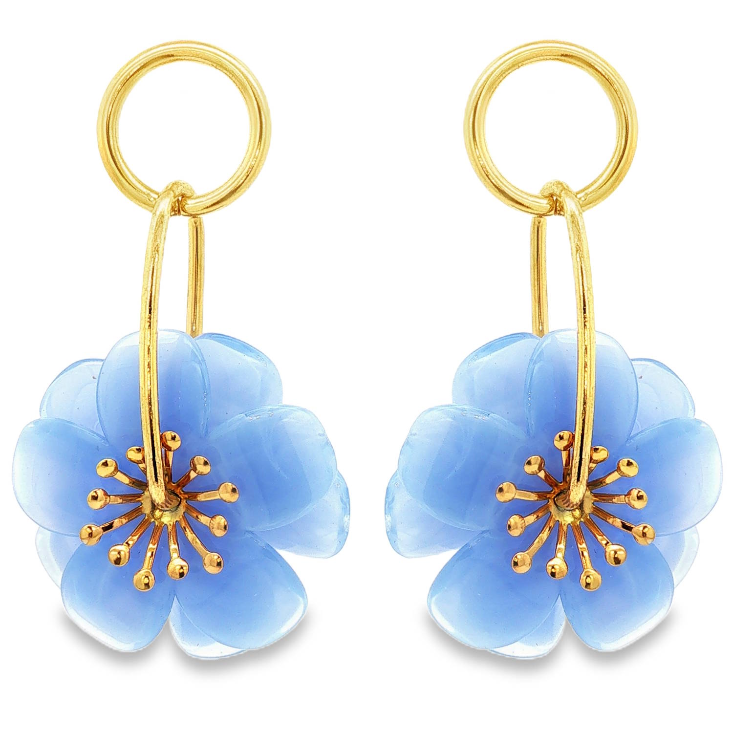 Ces boucles d'oreilles allient avec élégance la robustesse de l'acier doré et la délicatesse d'un design floral printanier.<br/>Le bijou se distingue par son allure poétique et aérienne. Chaque boucle est composée d'un anneau supérieur épuré qui soutient une tige verticale, au bout de laquelle s'épanouit une fleur d'un bleu translucide.<br/>Réalisée dans un matériau aux reflets givrés, elle présente des pétales arrondis et superposés qui apportent du relief et de la douceur.<br/>Le centre de la fleur est orné de fines étamines dorées disposées en étoile, apportant une touche de lumière sophistiquée qui contraste avec le bleu tendre des pétales. Pendantes Adolescent Adulte Eté Femme Fille Fleurs Nature Printemps Ces boucles d'oreilles allient avec élégance la robustesse de l'acier doré et la délicatesse d'un design floral printanier.<br/>Le bijou se distingue par son allure poétique et aérienne. Chaque boucle est composée d'un anneau supérieur épuré qui soutient une tige verticale, au bout de laquelle s'épanouit une fleur d'un bleu translucide.<br/>Réalisée dans un matériau aux reflets givrés, elle présente des pétales arrondis et superposés qui apportent du relief et de la douceur.<br/>Le centre de la fleur est orné de fines étamines dorées disposées en étoile, apportant une touche de lumière sophistiquée qui contraste avec le bleu tendre des pétales. Pendantes Adolescent Adulte Eté Femme Fille Fleurs Nature Printemps