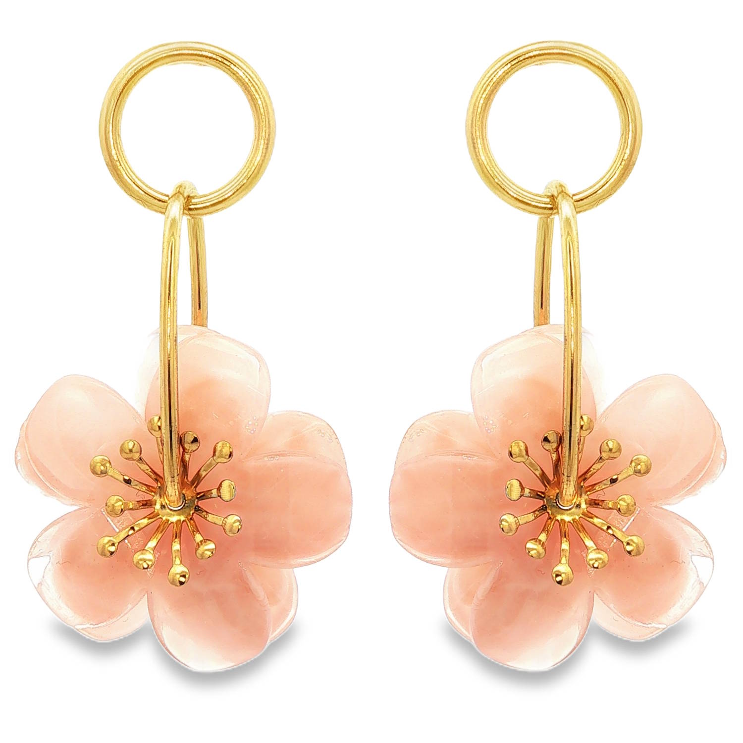 Ces ravissantes boucles d'oreilles allient la robustesse de l'acier à la délicatesse d'un design floral printanier.<br/>Chaque boucle arbore une fleur sculptée d'un rose poudré translucide, rappelant la douceur des fleurs de cerisier (sakura). Les pétales présentent un fini poli et légèrement bombé qui capte la lumière.<br/>Le centre de la fleur est orné de pistils dorés finement travaillés, apportant une touche de réalisme et de contraste précieux.<br/>La fleur est suspendue à un anneau rigide qui s'emboîte dans un second cercle parfait, créant un jeu de mouvement et de superposition moderne. Pendantes Adolescent Adulte Eté Femme Fille Fleurs Nature Printemps Ces ravissantes boucles d'oreilles allient la robustesse de l'acier à la délicatesse d'un design floral printanier.<br/>Chaque boucle arbore une fleur sculptée d'un rose poudré translucide, rappelant la douceur des fleurs de cerisier (sakura). Les pétales présentent un fini poli et légèrement bombé qui capte la lumière.<br/>Le centre de la fleur est orné de pistils dorés finement travaillés, apportant une touche de réalisme et de contraste précieux.<br/>La fleur est suspendue à un anneau rigide qui s'emboîte dans un second cercle parfait, créant un jeu de mouvement et de superposition moderne. Pendantes Adolescent Adulte Eté Femme Fille Fleurs Nature Printemps