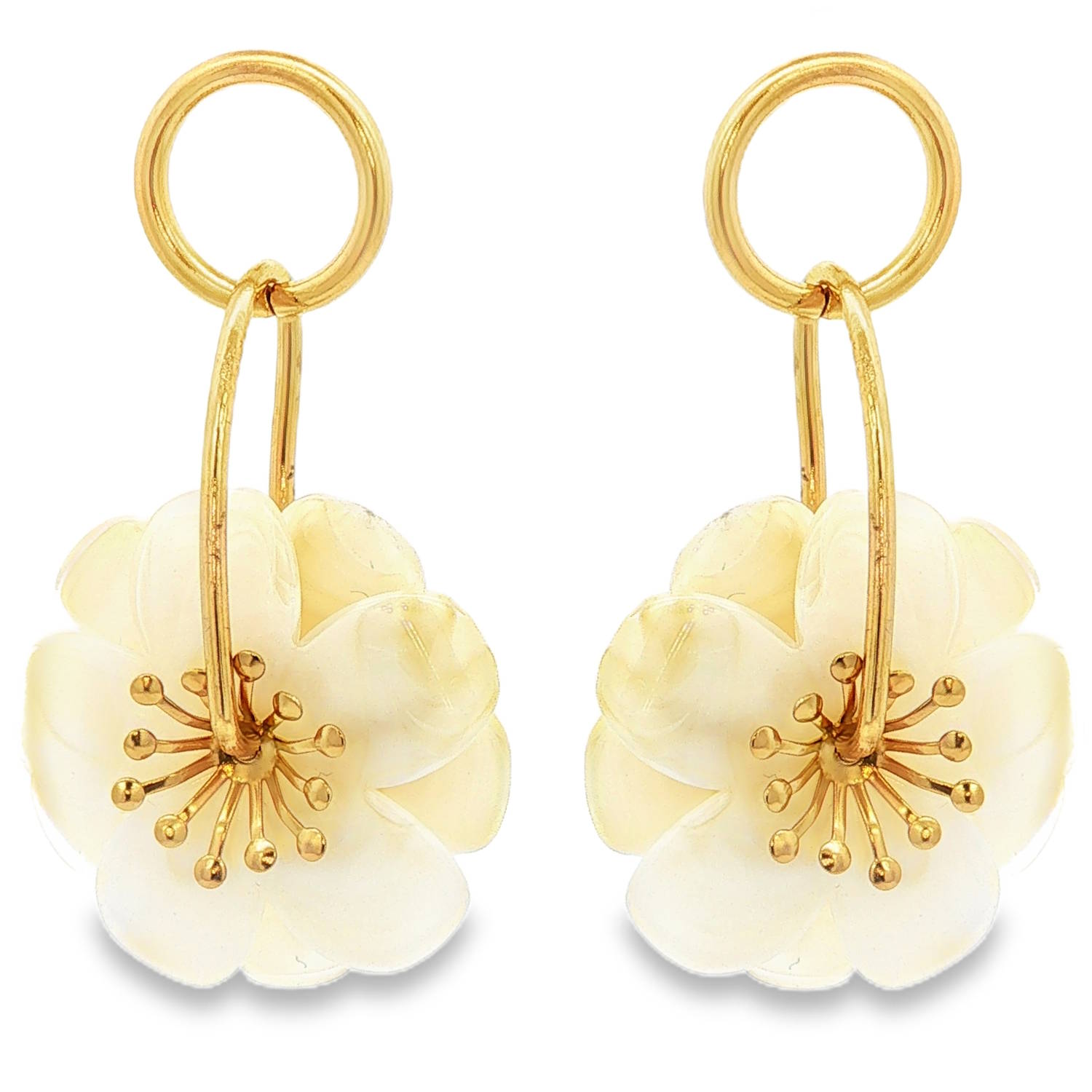Apportez une touche de poésie et de fraîcheur à votre style avec ces boucles d'oreilles pendantes au design unique. Mariant la robustesse de l'acier inoxydable doré à la délicatesse d'un motif floral, ce bijou est une véritable ode à la nature.<br/>Chaque boucle arbore une fleur d'un blanc nacré aux pétales délicatement arrondis, imitant la douceur d'une fleur de cerisier ou d'un gardénia.<br/>Le centre de la fleur est orné de pistils dorés finement travaillés, apportant du relief et un éclat précieux au bijou.<br/>La fleur est suspendue à un anneau circulaire minimaliste par une tige arquée, créant un jeu de mouvement et de modernité. Pendantes Adolescent Adulte Eté Femme Fille Fleurs Nature Printemps Apportez une touche de poésie et de fraîcheur à votre style avec ces boucles d'oreilles pendantes au design unique. Mariant la robustesse de l'acier inoxydable doré à la délicatesse d'un motif floral, ce bijou est une véritable ode à la nature.<br/>Chaque boucle arbore une fleur d'un blanc nacré aux pétales délicatement arrondis, imitant la douceur d'une fleur de cerisier ou d'un gardénia.<br/>Le centre de la fleur est orné de pistils dorés finement travaillés, apportant du relief et un éclat précieux au bijou.<br/>La fleur est suspendue à un anneau circulaire minimaliste par une tige arquée, créant un jeu de mouvement et de modernité. Pendantes Adolescent Adulte Eté Femme Fille Fleurs Nature Printemps