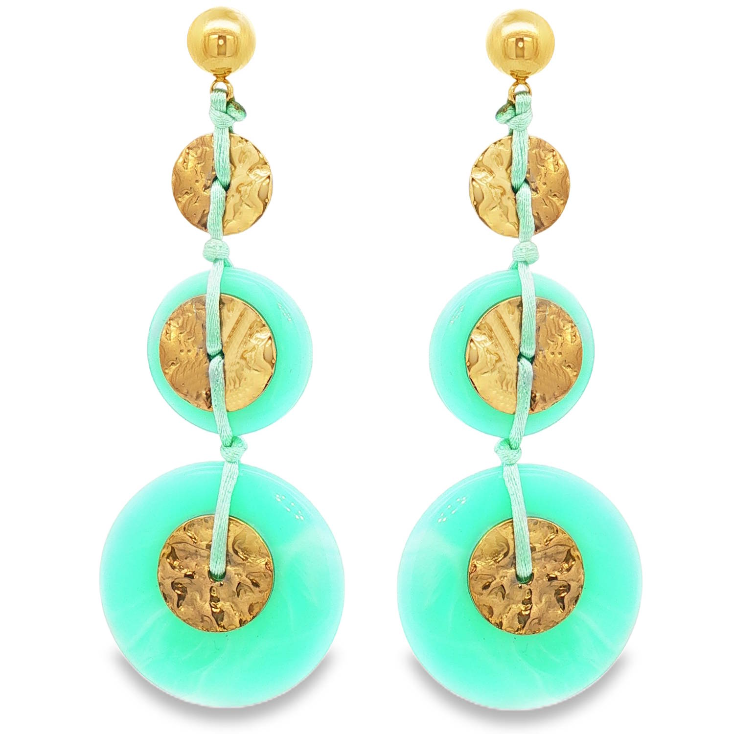 Ces magnifiques boucles d'oreilles pendantes en acier doré allient modernité et audace, parfaites pour celles qui aiment les accessoires qui ont du caractère.<br/>Les boucles sont suspendues à une puce dorée en forme de demi-sphère lisse, assurant un maintien élégant sur le lobe.<br/L'union du cordon en coton ciré vert menthe, de l'acier doré et de la résine turquoise effet eau de lagon offre un rendu à la fois bohème et moderne.<br/>Le niveau supérieur présente un disque en acier martelé, captant la lumière de façon irrégulière.<br/>Les deux niveaux inférieurs superposent un disque d'acier martelé sur un anneau plus large en résine translucide turquoise pastel, créant un contraste saisissant entre l'éclat chaud du doré et la fraîcheur minérale de la couleur. Pendantes Rond Adolescent Adulte Eté Femme Fille Printemps Ces magnifiques boucles d'oreilles pendantes en acier doré allient modernité et audace, parfaites pour celles qui aiment les accessoires qui ont du caractère.<br/>Les boucles sont suspendues à une puce dorée en forme de demi-sphère lisse, assurant un maintien élégant sur le lobe.<br/L'union du cordon en coton ciré vert menthe, de l'acier doré et de la résine turquoise effet eau de lagon offre un rendu à la fois bohème et moderne.<br/>Le niveau supérieur présente un disque en acier martelé, captant la lumière de façon irrégulière.<br/>Les deux niveaux inférieurs superposent un disque d'acier martelé sur un anneau plus large en résine translucide turquoise pastel, créant un contraste saisissant entre l'éclat chaud du doré et la fraîcheur minérale de la couleur. Pendantes Rond Adolescent Adulte Eté Femme Fille Printemps