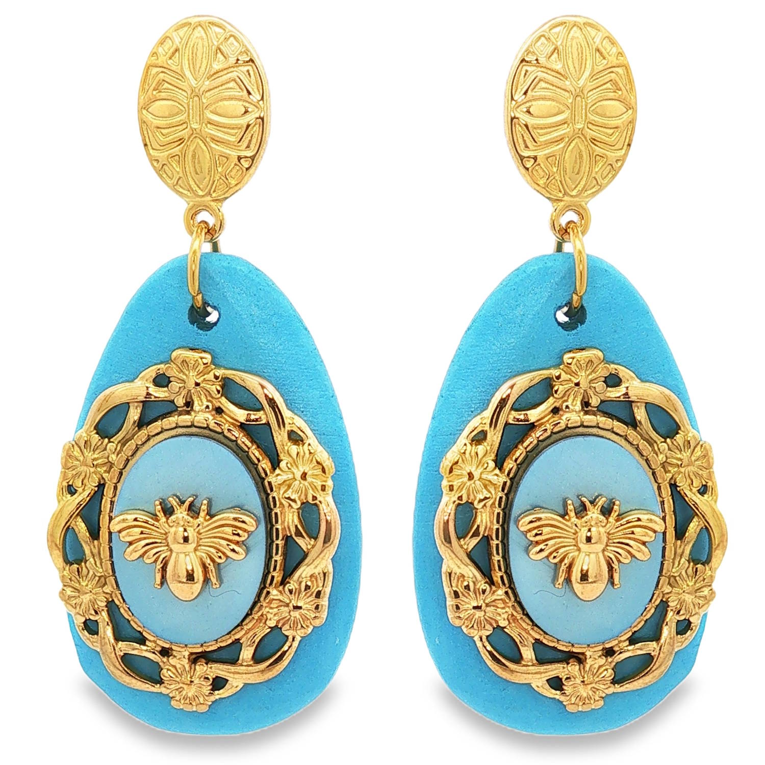 Ces superbes boucles d'oreilles pendantes allient un charme vintage à une esthétique baroque moderne. Conçues en acier inoxydable doré, elles se distinguent par leur robustesse et leur éclat durable.<br/>La puce d'oreille est constituée d'un médaillon ovale en acier doré, finement ciselé avec des motifs géométriques et floraux rappelant l'artisanat antique.<br/>Une imposante goutte d'un bleu turquoise vibrant sert de base. Sa texture mate et légèrement grainée offre un contraste saisissant avec la brillance du métal.<br/>Au cœur de la goutte se trouve un cabochon ovale entouré d'un cadre doré richement travaillé, orné de fleurs et de volutes. En son centre trône une abeille sculptée en relief, symbole de noblesse et de vitalité. Ovale Pendantes Adolescent Adulte Animaux Eté Femme Fille Nature Printemps Ces superbes boucles d'oreilles pendantes allient un charme vintage à une esthétique baroque moderne. Conçues en acier inoxydable doré, elles se distinguent par leur robustesse et leur éclat durable.<br/>La puce d'oreille est constituée d'un médaillon ovale en acier doré, finement ciselé avec des motifs géométriques et floraux rappelant l'artisanat antique.<br/>Une imposante goutte d'un bleu turquoise vibrant sert de base. Sa texture mate et légèrement grainée offre un contraste saisissant avec la brillance du métal.<br/>Au cœur de la goutte se trouve un cabochon ovale entouré d'un cadre doré richement travaillé, orné de fleurs et de volutes. En son centre trône une abeille sculptée en relief, symbole de noblesse et de vitalité. Ovale Pendantes Adolescent Adulte Animaux Eté Femme Fille Nature Printemps