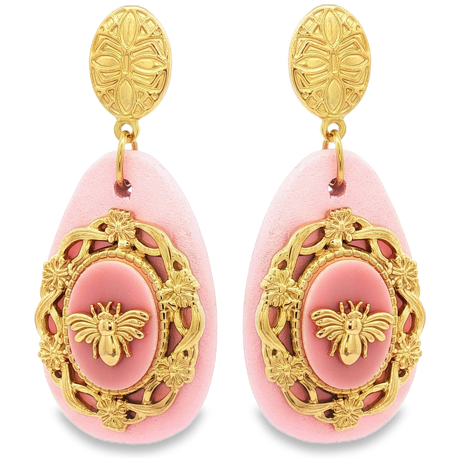 Ces superbes boucles d'oreilles pendantes allient un charme vintage à une esthétique baroque moderne. Conçues en acier inoxydable doré, elles se distinguent par leur robustesse et leur éclat durable.<br/>La puce d'oreille est constituée d'un médaillon ovale en acier doré, finement ciselé avec des motifs géométriques et floraux rappelant l'artisanat antique.<br/>Une imposante goutte rose pastel sert de base. Sa texture mate et légèrement grainée offre un contraste saisissant avec la brillance du métal.<br/>Au cœur de la goutte se trouve un cabochon ovale entouré d'un cadre doré richement travaillé, orné de fleurs et de volutes. En son centre trône une abeille sculptée en relief, symbole de noblesse et de vitalité. Ovale Pendantes Adolescent Adulte Animaux Eté Femme Fille Nature Printemps Ces superbes boucles d'oreilles pendantes allient un charme vintage à une esthétique baroque moderne. Conçues en acier inoxydable doré, elles se distinguent par leur robustesse et leur éclat durable.<br/>La puce d'oreille est constituée d'un médaillon ovale en acier doré, finement ciselé avec des motifs géométriques et floraux rappelant l'artisanat antique.<br/>Une imposante goutte rose pastel sert de base. Sa texture mate et légèrement grainée offre un contraste saisissant avec la brillance du métal.<br/>Au cœur de la goutte se trouve un cabochon ovale entouré d'un cadre doré richement travaillé, orné de fleurs et de volutes. En son centre trône une abeille sculptée en relief, symbole de noblesse et de vitalité. Ovale Pendantes Adolescent Adulte Animaux Eté Femme Fille Nature Printemps