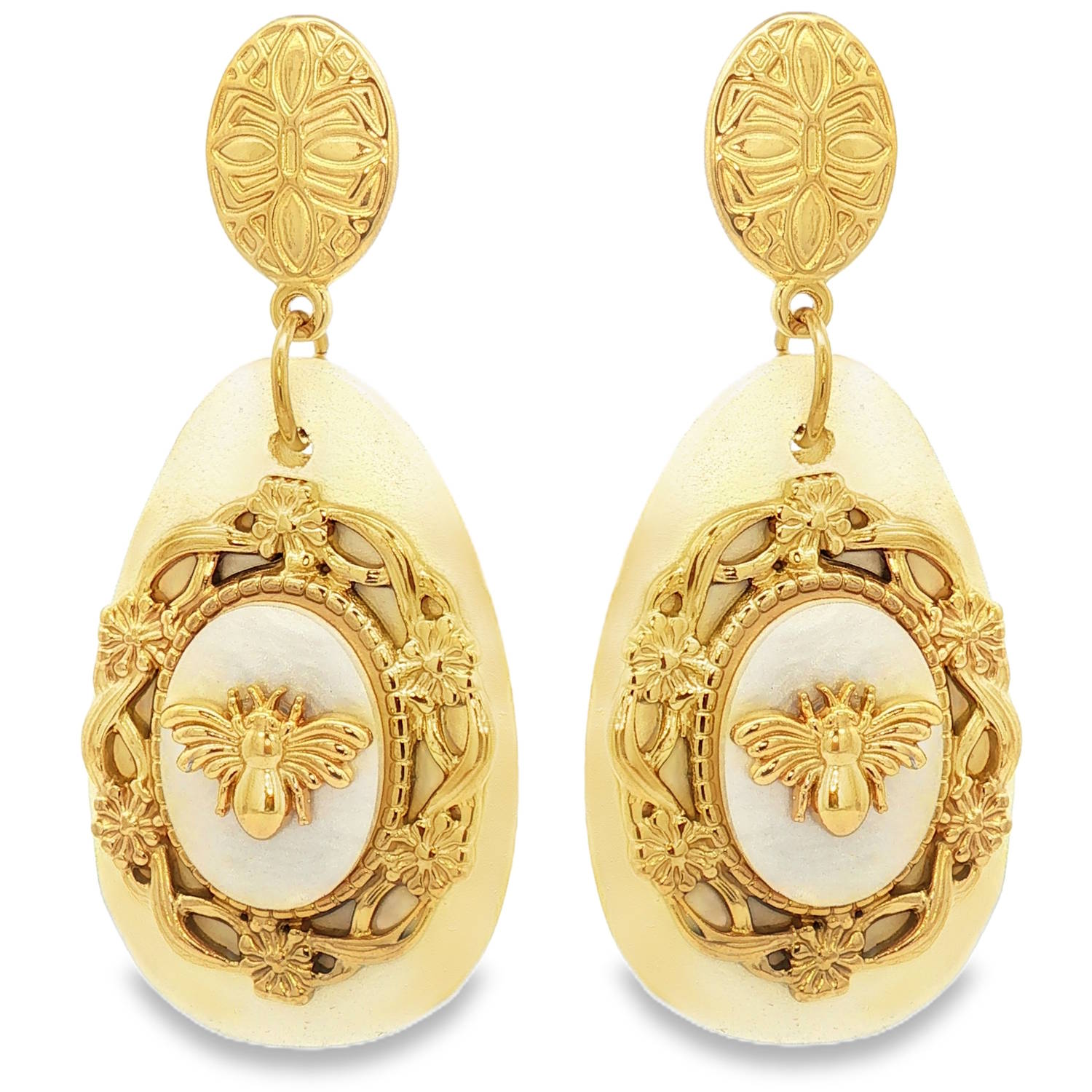 Ces superbes boucles d'oreilles pendantes allient un charme vintage à une esthétique baroque moderne. Conçues en acier inoxydable doré, elles se distinguent par leur robustesse et leur éclat durable.<br/>La puce d'oreille est constituée d'un médaillon ovale en acier doré, finement ciselé avec des motifs géométriques et floraux rappelant l'artisanat antique.<br/>Une imposante goutte d'un blanc immaculé sert de base. Sa texture mate et légèrement grainée offre un contraste saisissant avec la brillance du métal.<br/>Au cœur de la goutte se trouve un cabochon ovale et nacré entouré d'un cadre doré richement travaillé, orné de fleurs et de volutes. En son centre trône une abeille sculptée en relief, symbole de noblesse et de vitalité. Ovale Pendantes Adolescent Adulte Animaux Eté Femme Fille Nature Printemps Ces superbes boucles d'oreilles pendantes allient un charme vintage à une esthétique baroque moderne. Conçues en acier inoxydable doré, elles se distinguent par leur robustesse et leur éclat durable.<br/>La puce d'oreille est constituée d'un médaillon ovale en acier doré, finement ciselé avec des motifs géométriques et floraux rappelant l'artisanat antique.<br/>Une imposante goutte d'un blanc immaculé sert de base. Sa texture mate et légèrement grainée offre un contraste saisissant avec la brillance du métal.<br/>Au cœur de la goutte se trouve un cabochon ovale et nacré entouré d'un cadre doré richement travaillé, orné de fleurs et de volutes. En son centre trône une abeille sculptée en relief, symbole de noblesse et de vitalité. Ovale Pendantes Adolescent Adulte Animaux Eté Femme Fille Nature Printemps
