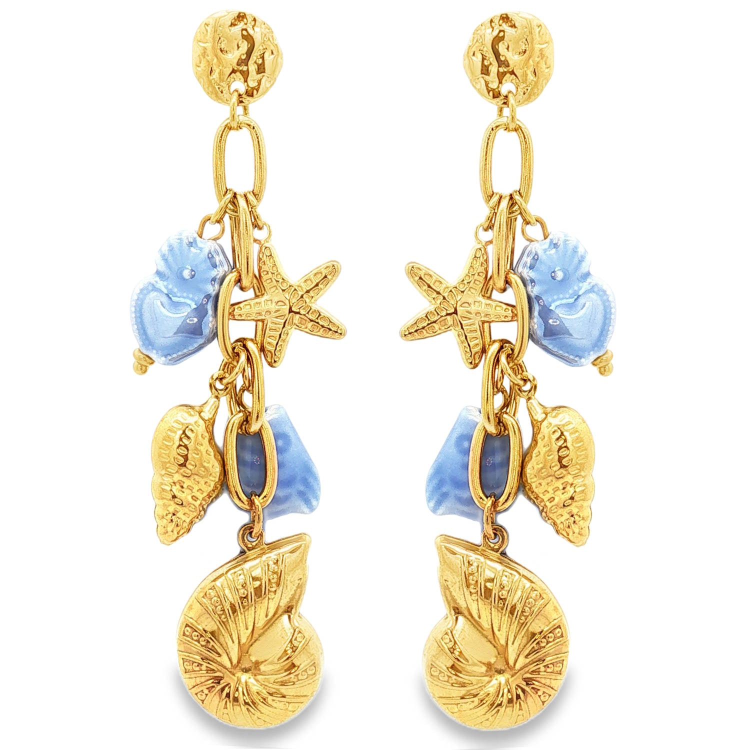 Plongez dans l’univers marin avec ces boucles d’oreilles pendantes au style affirmé et solaire. Conçues en acier inoxydable de haute qualité, elles allient la robustesse d’un métal durable à l’éclat précieux d’une finition dorée.<br/>Ces bijoux se distinguent par une cascade de breloques minutieusement travaillées, évoquant une promenade sur le rivage.<br/>Chaque boucle arbore une variété de charmes emblématiques, incluant des étoiles de mer ciselées, des coquillages texturés et des volutes rappelant le mouvement des vagues.<br/>Des éléments en céramique bleu ciel apportent une note de fraîcheur et de douceur, créant un contraste parfait avec le doré chaud de l'acier.<br/>Montées sur une chaîne à maillons ovales, les breloques s'articulent librement, offrant un mouvement fluide et gracieux à chaque port de tête. Coeur Coquillage Etoile Pendantes Poisson Adolescent Adulte Amour Animaux Eté Femme Fille Nature Printemps Plongez dans l’univers marin avec ces boucles d’oreilles pendantes au style affirmé et solaire. Conçues en acier inoxydable de haute qualité, elles allient la robustesse d’un métal durable à l’éclat précieux d’une finition dorée.<br/>Ces bijoux se distinguent par une cascade de breloques minutieusement travaillées, évoquant une promenade sur le rivage.<br/>Chaque boucle arbore une variété de charmes emblématiques, incluant des étoiles de mer ciselées, des coquillages texturés et des volutes rappelant le mouvement des vagues.<br/>Des éléments en céramique bleu ciel apportent une note de fraîcheur et de douceur, créant un contraste parfait avec le doré chaud de l'acier.<br/>Montées sur une chaîne à maillons ovales, les breloques s'articulent librement, offrant un mouvement fluide et gracieux à chaque port de tête. Coeur Coquillage Etoile Pendantes Poisson Adolescent Adulte Amour Animaux Eté Femme Fille Nature Printemps