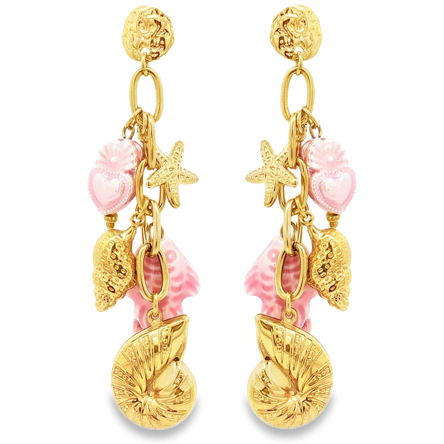 Plongez dans l’univers marin avec ces boucles d’oreilles pendantes au style affirmé et solaire. Conçues en acier inoxydable de haute qualité, elles allient la robustesse d’un métal durable à l’éclat précieux d’une finition dorée.<br/>Ces bijoux se distinguent par une cascade de breloques minutieusement travaillées, évoquant une promenade sur le rivage.<br/>Chaque boucle arbore une variété de charmes emblématiques, incluant des étoiles de mer ciselées, des coquillages texturés et des volutes rappelant le mouvement des vagues.<br/>Des éléments en céramique rose apportent une note de fraîcheur et de douceur, créant un contraste parfait avec le doré chaud de l'acier.<br/>Montées sur une chaîne à maillons ovales, les breloques s'articulent librement, offrant un mouvement fluide et gracieux à chaque port de tête. Coeur Coquillage Etoile Pendantes Poisson Adolescent Adulte Amour Animaux Eté Femme Fille Nature Printemps Plongez dans l’univers marin avec ces boucles d’oreilles pendantes au style affirmé et solaire. Conçues en acier inoxydable de haute qualité, elles allient la robustesse d’un métal durable à l’éclat précieux d’une finition dorée.<br/>Ces bijoux se distinguent par une cascade de breloques minutieusement travaillées, évoquant une promenade sur le rivage.<br/>Chaque boucle arbore une variété de charmes emblématiques, incluant des étoiles de mer ciselées, des coquillages texturés et des volutes rappelant le mouvement des vagues.<br/>Des éléments en céramique rose apportent une note de fraîcheur et de douceur, créant un contraste parfait avec le doré chaud de l'acier.<br/>Montées sur une chaîne à maillons ovales, les breloques s'articulent librement, offrant un mouvement fluide et gracieux à chaque port de tête. Coeur Coquillage Etoile Pendantes Poisson Adolescent Adulte Amour Animaux Eté Femme Fille Nature Printemps
