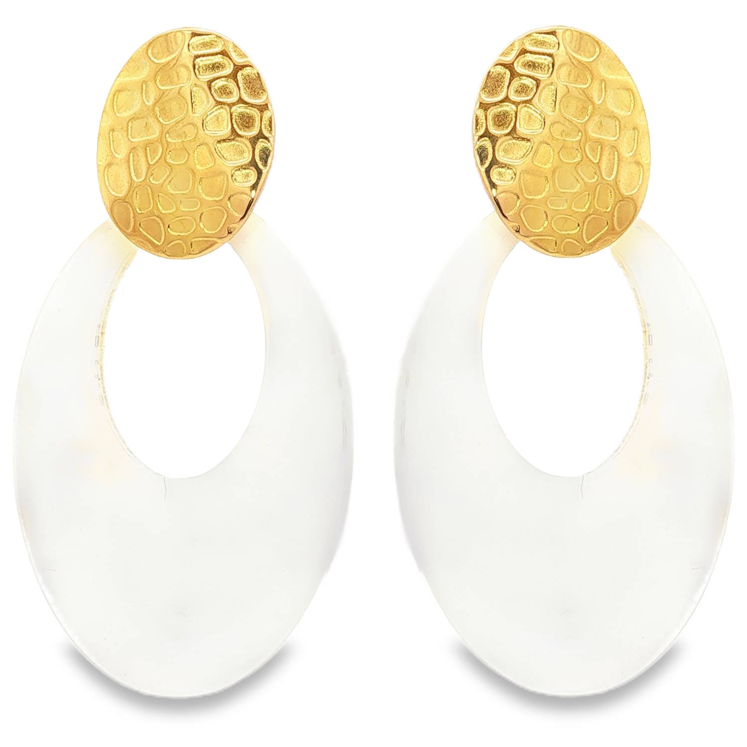 Affirmez votre style avec ces boucles d'oreilles pendantes au design contemporain et solaire. Mariant la robustesse de l'acier et la douceur des teintes pastel, elles sont l'accessoire idéal pour illuminer votre visage en toute saison.<br/>Une pastille ovale en acier inoxydable doré, travaillée avec une texture martelée artisanale. Cet effet de relief accroche la lumière à chaque mouvement pour un éclat incomparable.<br/>Un large anneau ovale évidé, suspendu à la base dorée. Sa matière translucide givrée offre un aspect doux, presque lacté, qui apporte une sensation de légèreté visuelle malgré sa taille imposante. Ovale Pendantes Adolescent Adulte Eté Femme Fille Printemps Affirmez votre style avec ces boucles d'oreilles pendantes au design contemporain et solaire. Mariant la robustesse de l'acier et la douceur des teintes pastel, elles sont l'accessoire idéal pour illuminer votre visage en toute saison.<br/>Une pastille ovale en acier inoxydable doré, travaillée avec une texture martelée artisanale. Cet effet de relief accroche la lumière à chaque mouvement pour un éclat incomparable.<br/>Un large anneau ovale évidé, suspendu à la base dorée. Sa matière translucide givrée offre un aspect doux, presque lacté, qui apporte une sensation de légèreté visuelle malgré sa taille imposante. Ovale Pendantes Adolescent Adulte Eté Femme Fille Printemps