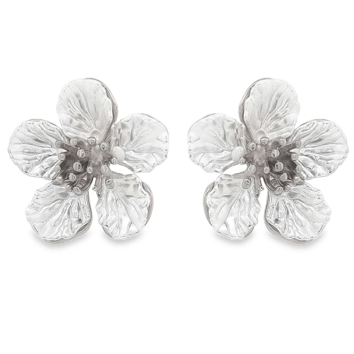 Apportez une touche de nature éternelle à votre style avec ces superbes boucles d'oreilles de type puces, inspirées par la délicatesse des fleurs de cerisier. Conçues avec une précision artisanale, elles capturent le mouvement organique des pétales pour un rendu d'un réalisme saisissant.<br/>Chaque pétale présente des nervures détaillées et un relief travaillé, offrant un aspect précieux et texturé.<br/>Le centre de la fleur dévoile des pistils finement ciselés, ajoutant une profondeur et un contraste captivants. Adolescent Adulte Femme Fille Fleurs Indémodable Nature Apportez une touche de nature éternelle à votre style avec ces superbes boucles d'oreilles de type puces, inspirées par la délicatesse des fleurs de cerisier. Conçues avec une précision artisanale, elles capturent le mouvement organique des pétales pour un rendu d'un réalisme saisissant.<br/>Chaque pétale présente des nervures détaillées et un relief travaillé, offrant un aspect précieux et texturé.<br/>Le centre de la fleur dévoile des pistils finement ciselés, ajoutant une profondeur et un contraste captivants. Adolescent Adulte Femme Fille Fleurs Indémodable Nature