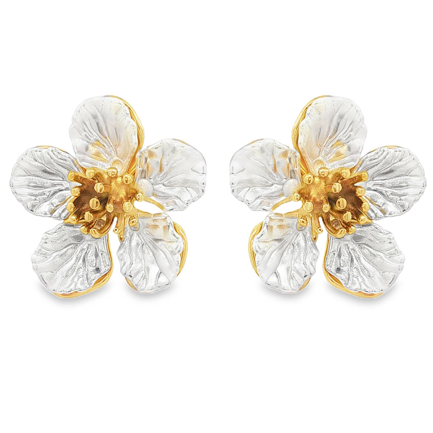 Apportez une touche de nature éternelle à votre style avec ces superbes boucles d'oreilles de type puces, inspirées par la délicatesse des fleurs de cerisier. Conçues avec une précision artisanale, elles capturent le mouvement organique des pétales pour un rendu d'un réalisme saisissant.<br/>Chaque pétale présente des nervures détaillées et un relief travaillé, offrant un aspect précieux et texturé.<br/>Le centre de la fleur dévoile des pistils finement ciselés, ajoutant une profondeur et un contraste captivants. Adolescent Adulte Femme Fille Fleurs Indémodable Nature Apportez une touche de nature éternelle à votre style avec ces superbes boucles d'oreilles de type puces, inspirées par la délicatesse des fleurs de cerisier. Conçues avec une précision artisanale, elles capturent le mouvement organique des pétales pour un rendu d'un réalisme saisissant.<br/>Chaque pétale présente des nervures détaillées et un relief travaillé, offrant un aspect précieux et texturé.<br/>Le centre de la fleur dévoile des pistils finement ciselés, ajoutant une profondeur et un contraste captivants. Adolescent Adulte Femme Fille Fleurs Indémodable Nature