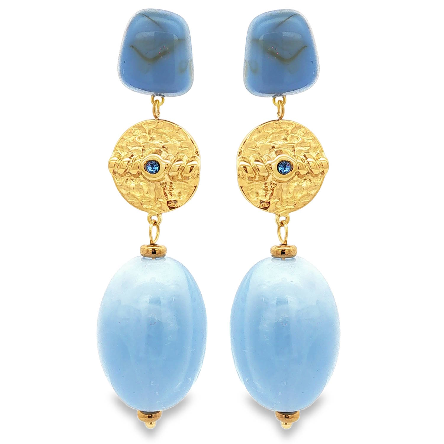 Ces boucles d'oreilles pendantes captivent par leur design audacieux et artistique, mêlant habilement l'aspect brut du métal et la douceur des tons bleutés. Elles sont conçues pour celles qui recherchent un bijou de caractère à l'esprit haute fantaisie.<br/>Le sommet présente une forme géométrique irrégulière d'un bleu denim profond. La base se termine par une imposante perle ovoïde d'un bleu pastel givré, apportant une touche de lumière et de douceur au visage.<br/>La pièce intermédiaire est un médaillon en acier martelé, orné en son centre d'un petit cristal bleu saphir étincelant, rappelant l'œil protecteur ou un astre lointain. Oeil Oeil de Turquie Ovale Pendantes Rond Strass Adolescent Adulte Eté Femme Fille Printemps Ces boucles d'oreilles pendantes captivent par leur design audacieux et artistique, mêlant habilement l'aspect brut du métal et la douceur des tons bleutés. Elles sont conçues pour celles qui recherchent un bijou de caractère à l'esprit haute fantaisie.<br/>Le sommet présente une forme géométrique irrégulière d'un bleu denim profond. La base se termine par une imposante perle ovoïde d'un bleu pastel givré, apportant une touche de lumière et de douceur au visage.<br/>La pièce intermédiaire est un médaillon en acier martelé, orné en son centre d'un petit cristal bleu saphir étincelant, rappelant l'œil protecteur ou un astre lointain. Oeil Oeil de Turquie Ovale Pendantes Rond Strass Adolescent Adulte Eté Femme Fille Printemps