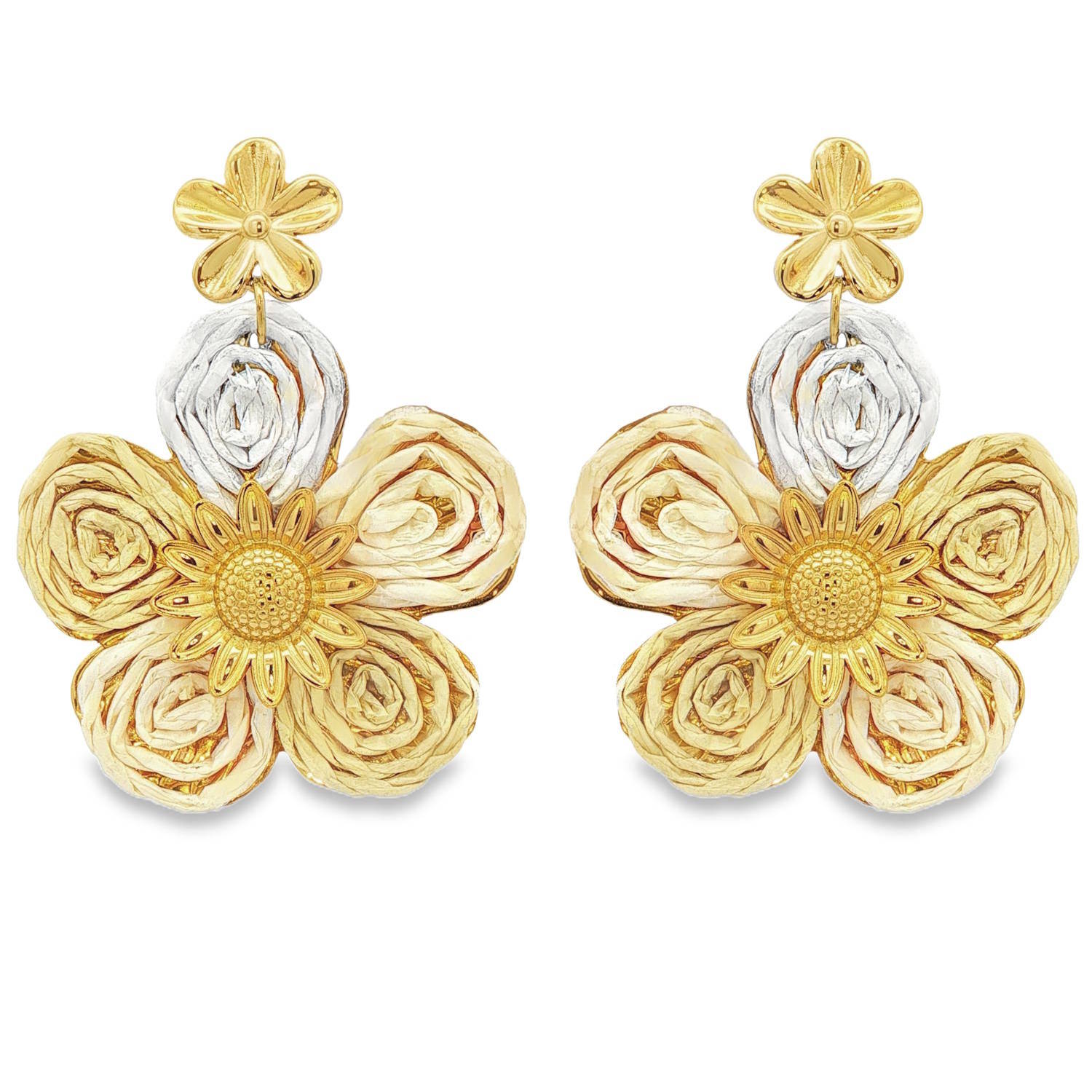 Ces superbes boucles d'oreilles pendantes en acier inoxydable célèbrent la nature avec un design floral audacieux et sophistiqué. Alliant relief et jeux de textures, elles sont l'accessoire idéal pour illuminer un visage avec une touche de romantisme moderne.<br/>L'attache est dissimulée derrière une petite fleur dorée minimaliste, assurant une continuité esthétique de l'oreille jusqu'au pendant.<br/>Chaque boucle se compose d'une large fleur centrale dont les pétales présentent un aspect ruban enroulé ou plissé, créant un volume sculptural unique.<br/>Le cœur de la fleur est orné d'un tournesol finement ciselé, ajoutant une précision artisanale à l'ensemble. Pendantes Adolescent Adulte Eté Femme Fille Fleurs Nature Printemps Ces superbes boucles d'oreilles pendantes en acier inoxydable célèbrent la nature avec un design floral audacieux et sophistiqué. Alliant relief et jeux de textures, elles sont l'accessoire idéal pour illuminer un visage avec une touche de romantisme moderne.<br/>L'attache est dissimulée derrière une petite fleur dorée minimaliste, assurant une continuité esthétique de l'oreille jusqu'au pendant.<br/>Chaque boucle se compose d'une large fleur centrale dont les pétales présentent un aspect ruban enroulé ou plissé, créant un volume sculptural unique.<br/>Le cœur de la fleur est orné d'un tournesol finement ciselé, ajoutant une précision artisanale à l'ensemble. Pendantes Adolescent Adulte Eté Femme Fille Fleurs Nature Printemps