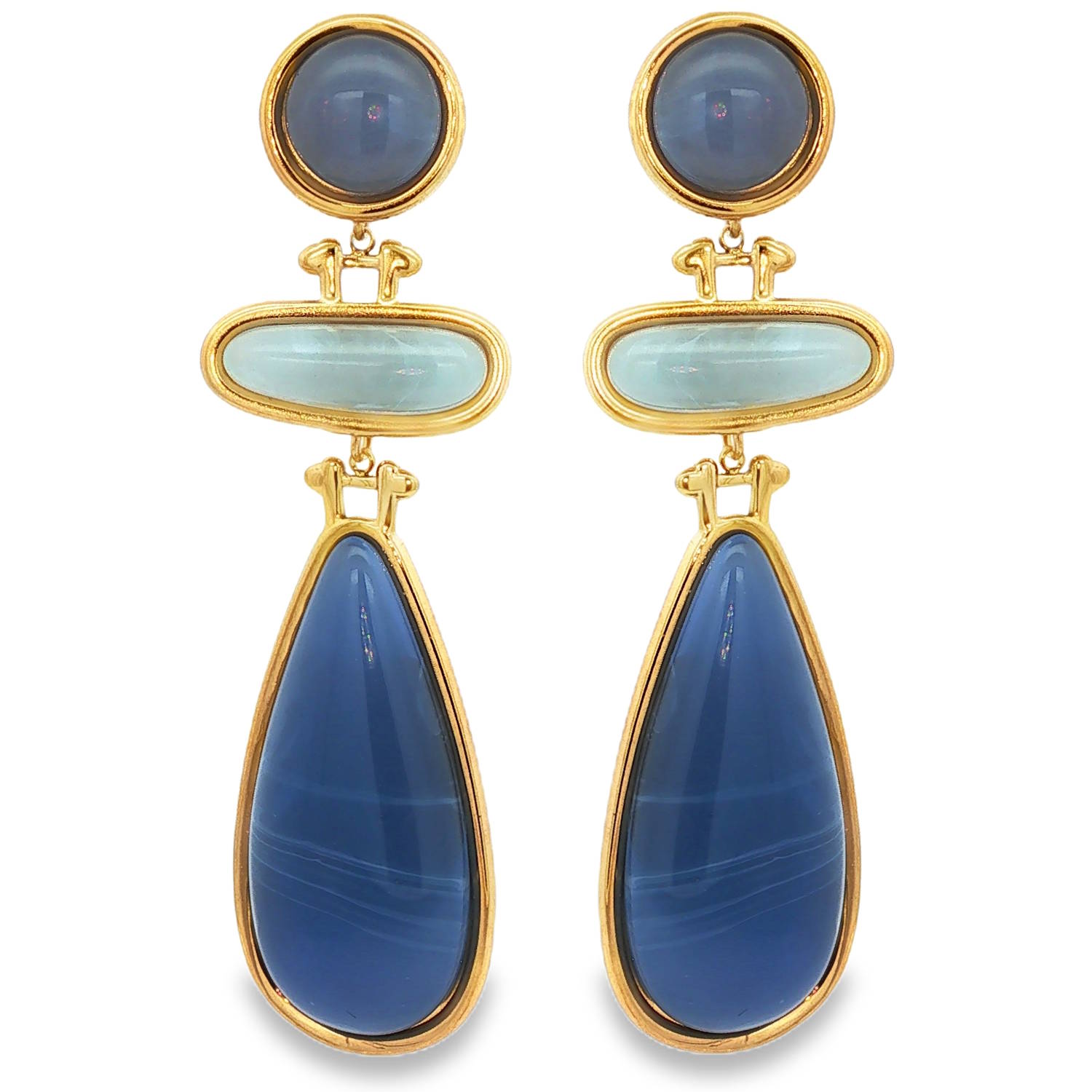 Ces boucles d'oreilles pendantes en acier inoxydable doré incarnent une élégance sculpturale et moderne, jouant sur une superposition harmonieuse de formes géométriques et de nuances aquatiques. Leur design articulé offre un mouvement fluide et gracieux, captant la lumière à chaque inclinaison de la tête.<br/>Le sommet est orné d'un cabochon circulaire d'un bleu d'orage profond, serti avec précision dans une monture dorée lisse.<br/>Une pièce horizontale de forme ovale (ovale aplati) présente une pierre d'un bleu ciel translucide, évoquant la clarté d'une eau tropicale. Elle fait office de transition lumineuse entre les deux tons de bleu plus sombres.<br/>La pièce maîtresse est une imposante goutte d'eau (forme poire) d'un bleu azur intense. On y devine de légères marbrures naturelles qui rappellent les veines de l'agate ou les reflets des profondeurs marines. Ovale Pendantes Rond Adolescent Adulte Eté Femme Fille Printemps Ces boucles d'oreilles pendantes en acier inoxydable doré incarnent une élégance sculpturale et moderne, jouant sur une superposition harmonieuse de formes géométriques et de nuances aquatiques. Leur design articulé offre un mouvement fluide et gracieux, captant la lumière à chaque inclinaison de la tête.<br/>Le sommet est orné d'un cabochon circulaire d'un bleu d'orage profond, serti avec précision dans une monture dorée lisse.<br/>Une pièce horizontale de forme ovale (ovale aplati) présente une pierre d'un bleu ciel translucide, évoquant la clarté d'une eau tropicale. Elle fait office de transition lumineuse entre les deux tons de bleu plus sombres.<br/>La pièce maîtresse est une imposante goutte d'eau (forme poire) d'un bleu azur intense. On y devine de légères marbrures naturelles qui rappellent les veines de l'agate ou les reflets des profondeurs marines. Ovale Pendantes Rond Adolescent Adulte Eté Femme Fille Printemps