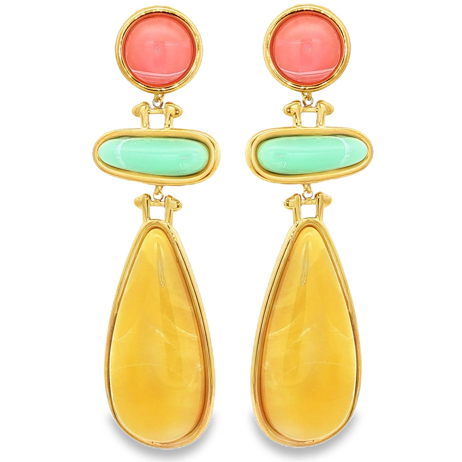 Ces boucles d'oreilles pendantes affichent un style rétro-chic et audacieux, parfaites pour apporter une touche de couleur et de lumière à votre visage. Conçues en acier inoxydable doré, elles allient robustesse et élégance intemporelle.<br/>La structure se compose de trois éléments géométriques distincts, reliés par des anneaux discrets qui permettent un mouvement fluide et gracieux.<br/>Le sommet est composé d'un cabochon circulaire d'un rose corail doux, serti dans une monture dorée épurée.<br/>L'élément central est une pièce horizontale de forme ovale allongée, arborant une teinte vert menthe ou turquoise pastel. Elle crée un contraste visuel intéressant avec la verticalité du bijou.<br/>Une imposante goutte d'eau (poire) d'un jaune safran lumineux. Sa taille généreuse apporte du poids visuel et une élégance intemporelle à l'ensemble. Ovale Pendantes Rond Adolescent Adulte Eté Femme Fille Printemps Ces boucles d'oreilles pendantes affichent un style rétro-chic et audacieux, parfaites pour apporter une touche de couleur et de lumière à votre visage. Conçues en acier inoxydable doré, elles allient robustesse et élégance intemporelle.<br/>La structure se compose de trois éléments géométriques distincts, reliés par des anneaux discrets qui permettent un mouvement fluide et gracieux.<br/>Le sommet est composé d'un cabochon circulaire d'un rose corail doux, serti dans une monture dorée épurée.<br/>L'élément central est une pièce horizontale de forme ovale allongée, arborant une teinte vert menthe ou turquoise pastel. Elle crée un contraste visuel intéressant avec la verticalité du bijou.<br/>Une imposante goutte d'eau (poire) d'un jaune safran lumineux. Sa taille généreuse apporte du poids visuel et une élégance intemporelle à l'ensemble. Ovale Pendantes Rond Adolescent Adulte Eté Femme Fille Printemps