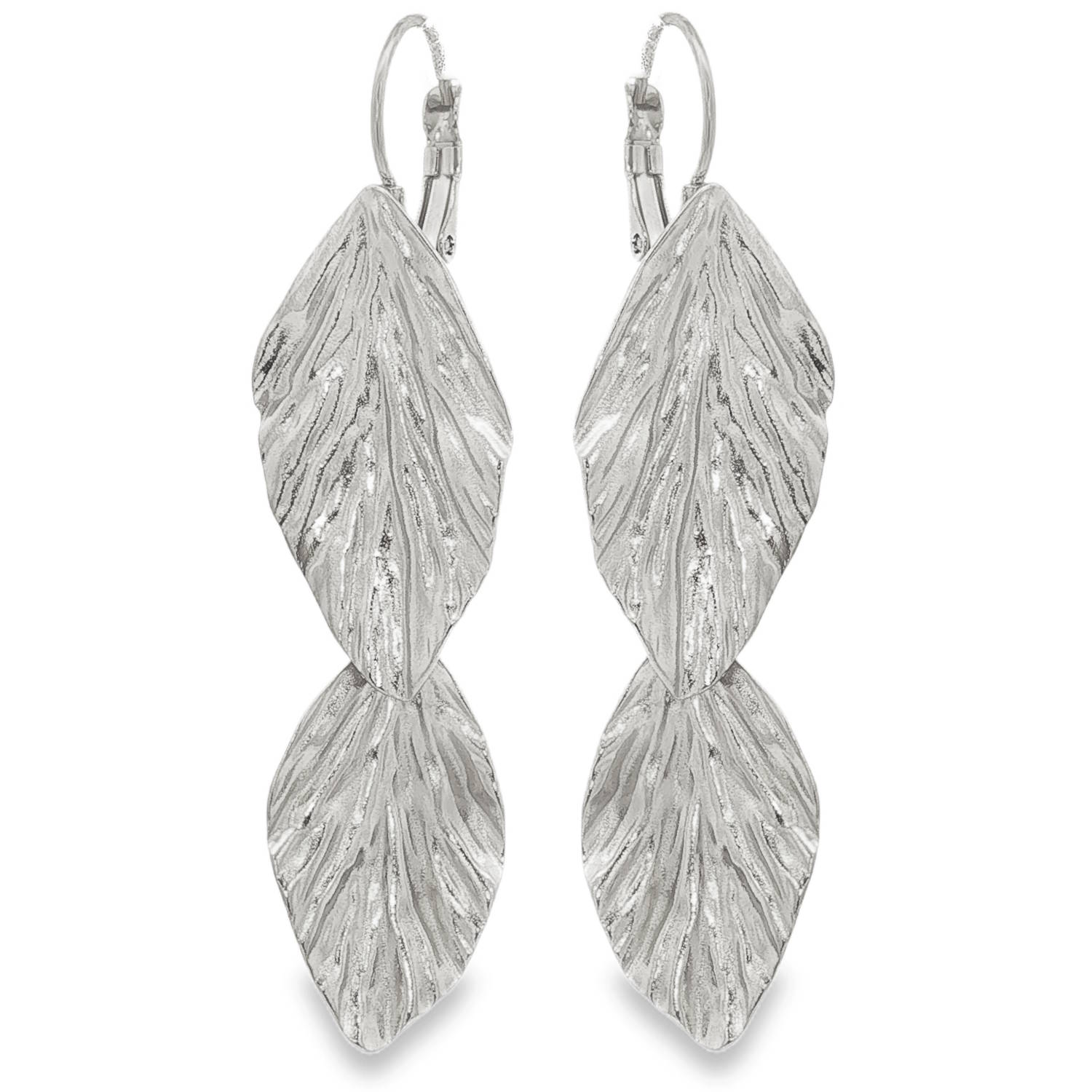 Affirmez votre style avec ces boucles d'oreilles pendantes au design organique et sophistiqué. Conçues en acier inoxydable de haute qualité, elles allient la robustesse du métal à la délicatesse d'une inspiration végétale.<br/>Chaque boucle est composée de deux feuilles superposées, créant un mouvement fluide et gracieux qui encadre le visage.<br/>La surface de l'acier présente un fini ciselé et texturé, imitant les nervures naturelles du feuillage. Ce relief permet de capturer la lumière sous tous les angles pour un éclat scintillant, sans être trop brillant. Feuille Pendantes Adolescent Adulte Femme Fille Indémodable Nature Affirmez votre style avec ces boucles d'oreilles pendantes au design organique et sophistiqué. Conçues en acier inoxydable de haute qualité, elles allient la robustesse du métal à la délicatesse d'une inspiration végétale.<br/>Chaque boucle est composée de deux feuilles superposées, créant un mouvement fluide et gracieux qui encadre le visage.<br/>La surface de l'acier présente un fini ciselé et texturé, imitant les nervures naturelles du feuillage. Ce relief permet de capturer la lumière sous tous les angles pour un éclat scintillant, sans être trop brillant. Feuille Pendantes Adolescent Adulte Femme Fille Indémodable Nature