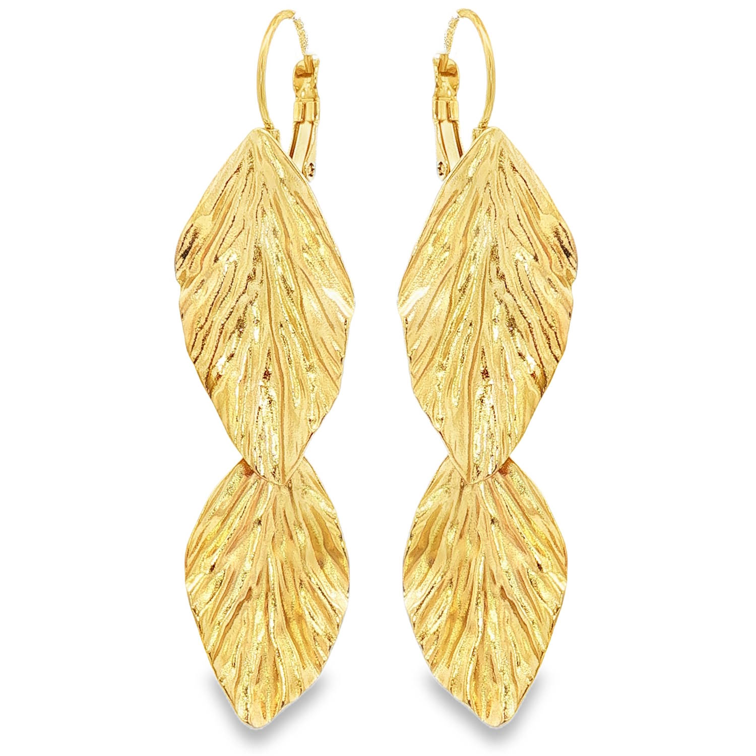 Affirmez votre style avec ces boucles d'oreilles pendantes au design organique et sophistiqué. Conçues en acier inoxydable de haute qualité, elles allient la robustesse du métal à la délicatesse d'une inspiration végétale.<br/>Chaque boucle est composée de deux feuilles superposées, créant un mouvement fluide et gracieux qui encadre le visage.<br/>La surface de l'acier présente un fini ciselé et texturé, imitant les nervures naturelles du feuillage. Ce relief permet de capturer la lumière sous tous les angles pour un éclat scintillant, sans être trop brillant. Feuille Pendantes Adolescent Adulte Femme Fille Indémodable Nature Affirmez votre style avec ces boucles d'oreilles pendantes au design organique et sophistiqué. Conçues en acier inoxydable de haute qualité, elles allient la robustesse du métal à la délicatesse d'une inspiration végétale.<br/>Chaque boucle est composée de deux feuilles superposées, créant un mouvement fluide et gracieux qui encadre le visage.<br/>La surface de l'acier présente un fini ciselé et texturé, imitant les nervures naturelles du feuillage. Ce relief permet de capturer la lumière sous tous les angles pour un éclat scintillant, sans être trop brillant. Feuille Pendantes Adolescent Adulte Femme Fille Indémodable Nature
