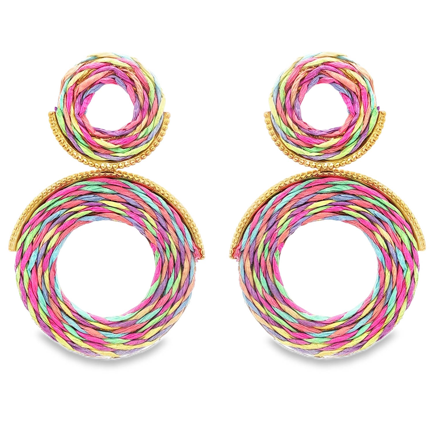 Apportez une touche de fraîcheur et de dynamisme à votre style avec ces magnifiques boucles d'oreilles pendantes au design résolument bohème et estival.<br/>Conçues sur une monture robuste en acier inoxydable doré, ces boucles d'oreilles allient la brillance durable du métal à l'aspect texturé et naturel de cordons de raphia minutieusement tressés.<br/>Elles se composent d'une double structure circulaire articulée. Un petit anneau supérieur texturé vient sublimer le lobe, tandis qu'un grand anneau suspendu apporte du mouvement et une belle présence.<br/>Le tressage entremêle harmonieusement des teintes pastel et vibrantes, incluant le rose fuchsia, le violet, le bleu turquoise, le vert menthe et le jaune. Ce mélange multicolore crée un effet visuel captivant et lumineux. Pendantes Rond Adolescent Adulte Femme Fille Indémodable Apportez une touche de fraîcheur et de dynamisme à votre style avec ces magnifiques boucles d'oreilles pendantes au design résolument bohème et estival.<br/>Conçues sur une monture robuste en acier inoxydable doré, ces boucles d'oreilles allient la brillance durable du métal à l'aspect texturé et naturel de cordons de raphia minutieusement tressés.<br/>Elles se composent d'une double structure circulaire articulée. Un petit anneau supérieur texturé vient sublimer le lobe, tandis qu'un grand anneau suspendu apporte du mouvement et une belle présence.<br/>Le tressage entremêle harmonieusement des teintes pastel et vibrantes, incluant le rose fuchsia, le violet, le bleu turquoise, le vert menthe et le jaune. Ce mélange multicolore crée un effet visuel captivant et lumineux. Pendantes Rond Adolescent Adulte Femme Fille Indémodable