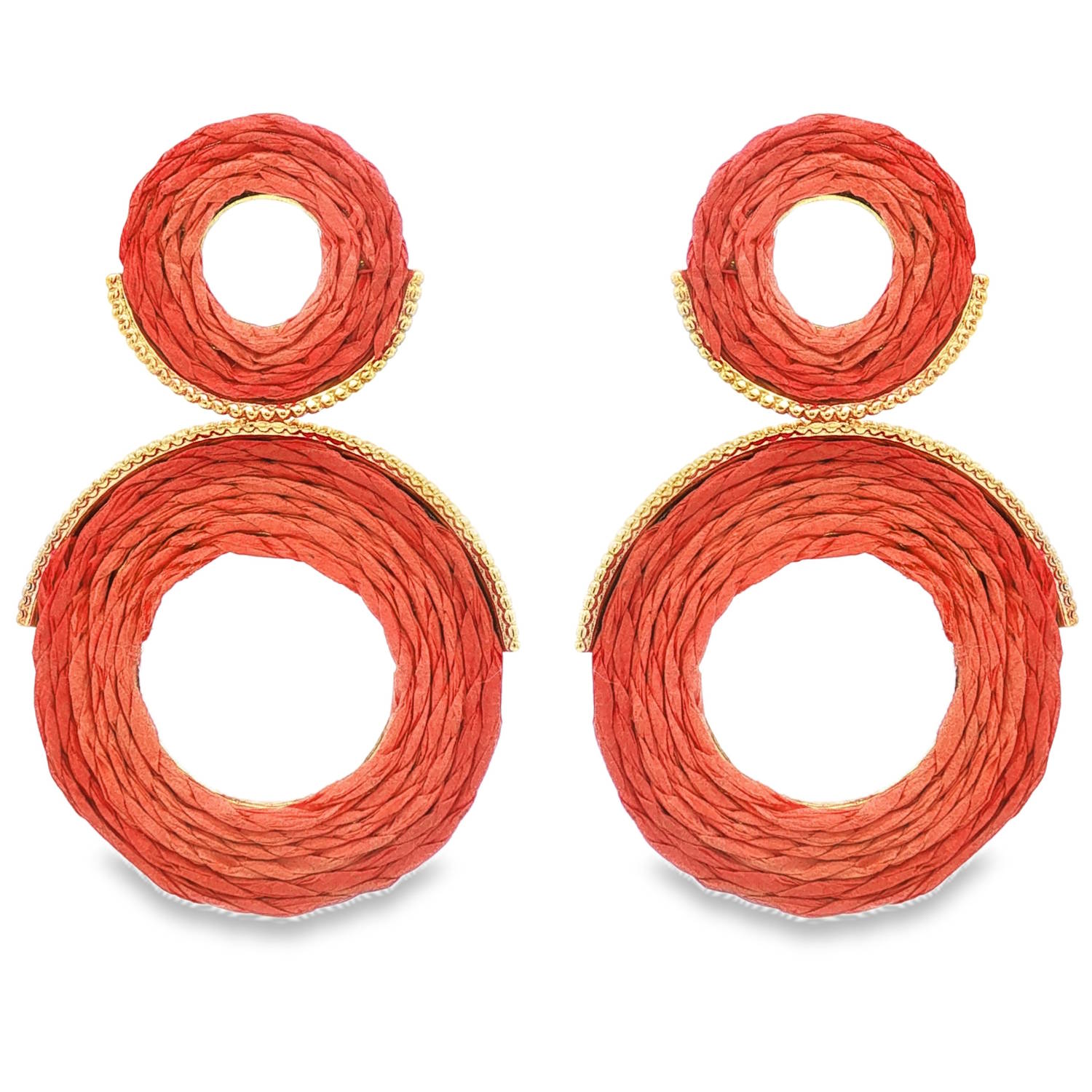 Apportez une touche solaire, texturée et résolument moderne à vos tenues avec cette paire de boucles d'oreilles pendantes.<br/>Une silhouette originale en double cercle superposant un petit anneau supérieur et un large anneau suspendu pour un effet visuel graphique et aérien.<br/>Un travail minutieux de tressage en fibre naturelle (style raphia) d'une teinte corail / terracotta vibrante, idéale pour illuminer le visage.<br/>La structure métallique dorée (base acier) souligne délicatement les courbes des anneaux avec une bordure finement perlée, apportant une note d'élégance et de contraste précieux. Cercle Pendantes Rond Adolescent Adulte Femme Fille Indémodable Apportez une touche solaire, texturée et résolument moderne à vos tenues avec cette paire de boucles d'oreilles pendantes.<br/>Une silhouette originale en double cercle superposant un petit anneau supérieur et un large anneau suspendu pour un effet visuel graphique et aérien.<br/>Un travail minutieux de tressage en fibre naturelle (style raphia) d'une teinte corail / terracotta vibrante, idéale pour illuminer le visage.<br/>La structure métallique dorée (base acier) souligne délicatement les courbes des anneaux avec une bordure finement perlée, apportant une note d'élégance et de contraste précieux. Cercle Pendantes Rond Adolescent Adulte Femme Fille Indémodable