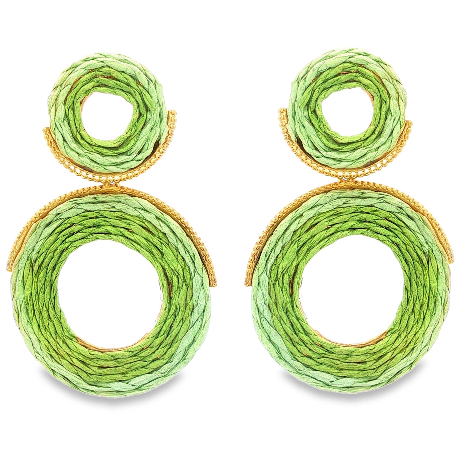 Apportez une touche de fraîcheur et d'audace à votre allure avec ces boucles d'oreilles pendantes au design sculptural. Alliant la robustesse de l'acier doré à la légèreté organique du raphia, ces bijoux sont une véritable célébration du style bohème-chic contemporain.<br/>Chaque boucle se compose de deux anneaux superposés. Un petit cercle délicat repose sur le lobe, tandis qu'un large anneau généreux vient sublimer le port de tête.<br/>Le cœur de chaque anneau est habillé d'un tressage minutieux en raphia d'un vert pomme vibrant. Ce travail de texture apporte du relief et un aspect naturel unique. Cercle Pendantes Rond Adolescent Adulte Femme Fille Indémodable Apportez une touche de fraîcheur et d'audace à votre allure avec ces boucles d'oreilles pendantes au design sculptural. Alliant la robustesse de l'acier doré à la légèreté organique du raphia, ces bijoux sont une véritable célébration du style bohème-chic contemporain.<br/>Chaque boucle se compose de deux anneaux superposés. Un petit cercle délicat repose sur le lobe, tandis qu'un large anneau généreux vient sublimer le port de tête.<br/>Le cœur de chaque anneau est habillé d'un tressage minutieux en raphia d'un vert pomme vibrant. Ce travail de texture apporte du relief et un aspect naturel unique. Cercle Pendantes Rond Adolescent Adulte Femme Fille Indémodable
