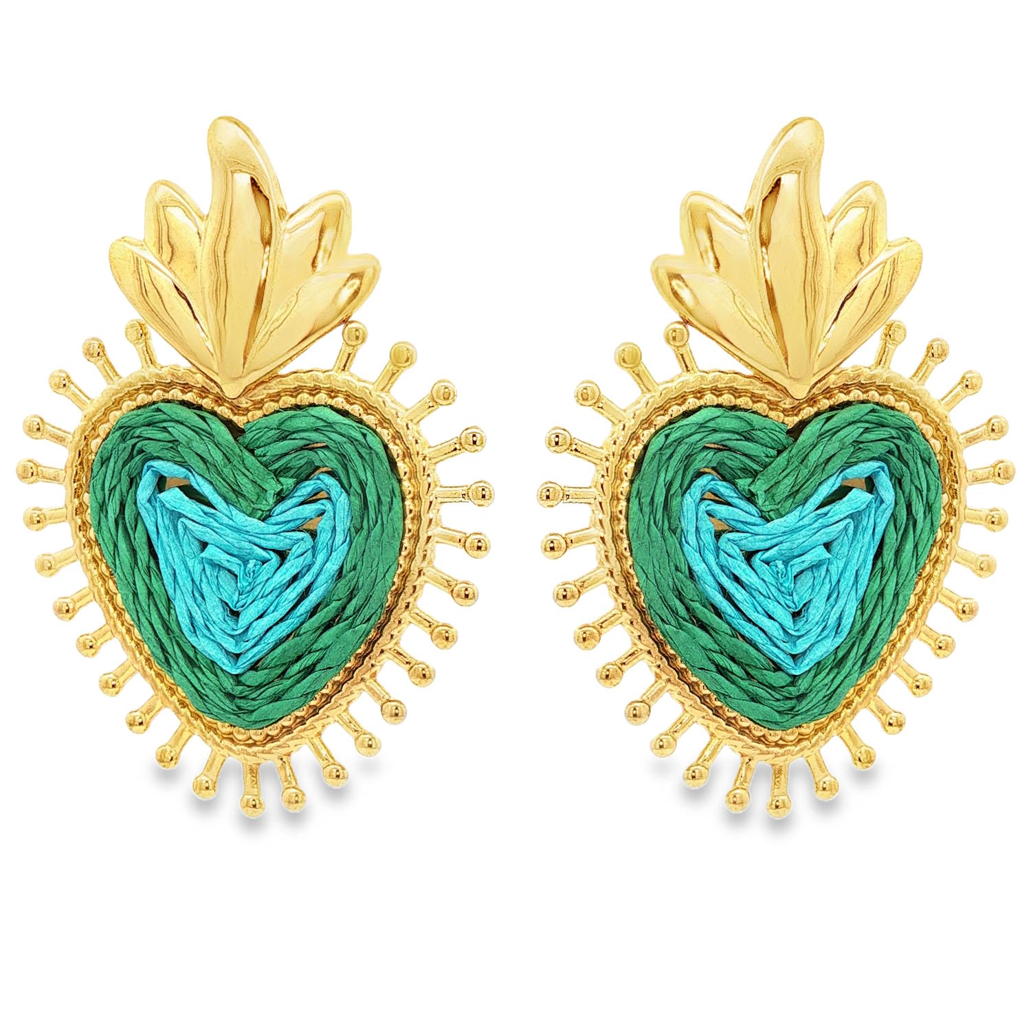 Apportez une touche d'exotisme et de spiritualité à votre allure avec ces boucles d'oreilles spectaculaires. Mariant la robustesse de l'acier inoxydable doré à la délicatesse des matières naturelles, ces bijoux sont de véritables pièces de caractère.<br/>Inspirées du motif traditionnel du Sacre Coeur, ces boucles d'oreilles se distinguent par une flamme stylisée en acier doré poli, apportant éclat et relief.<br/>Un centre généreux composé d'un tissage artisanal de raphia. Le contraste entre le vert émeraude profond à l'extérieur et le bleu turquoise lumineux au centre crée un effet hypnotique.<br/>Une bordure perlée et finement travaillée, rappelant les rayons d'un soleil ou une aura protectrice. Coeur Pendantes Soleil Adolescent Adulte Amour Eté Femme Fille Printemps Apportez une touche d'exotisme et de spiritualité à votre allure avec ces boucles d'oreilles spectaculaires. Mariant la robustesse de l'acier inoxydable doré à la délicatesse des matières naturelles, ces bijoux sont de véritables pièces de caractère.<br/>Inspirées du motif traditionnel du Sacre Coeur, ces boucles d'oreilles se distinguent par une flamme stylisée en acier doré poli, apportant éclat et relief.<br/>Un centre généreux composé d'un tissage artisanal de raphia. Le contraste entre le vert émeraude profond à l'extérieur et le bleu turquoise lumineux au centre crée un effet hypnotique.<br/>Une bordure perlée et finement travaillée, rappelant les rayons d'un soleil ou une aura protectrice. Coeur Pendantes Soleil Adolescent Adulte Amour Eté Femme Fille Printemps