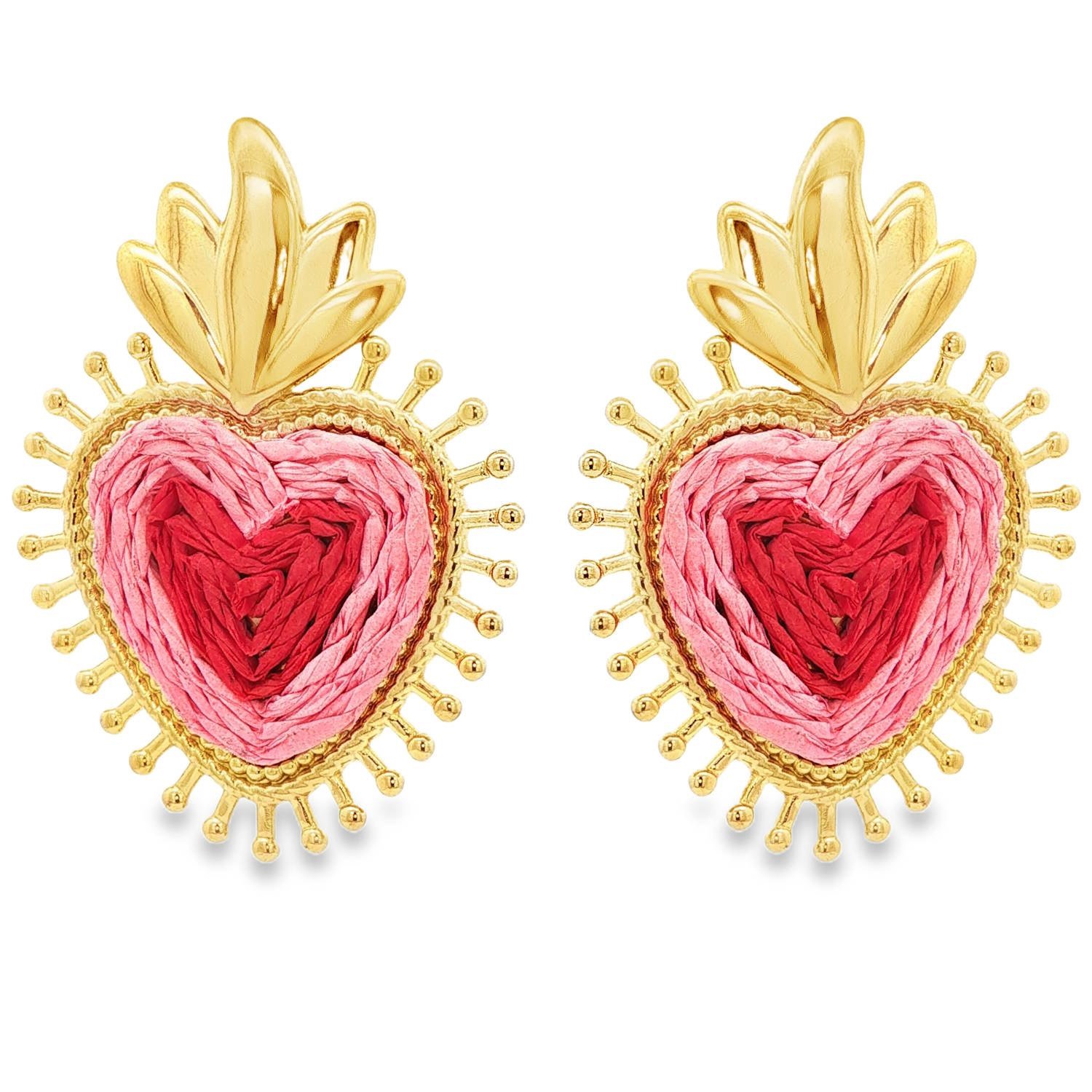 Apportez une touche d'exotisme et de passion à votre allure avec ces boucles d'oreilles spectaculaires. Alliant la robustesse de l'acier et la délicatesse des matières naturelles, ces bijoux sont une véritable déclaration de style.<br/>Avec son inspiration Cœur Sacré, le design reprend les codes de l'iconographie traditionnelle avec un cœur central surmonté d'une flamme stylisée en acier doré lisse.<br/>Le cœur est magnifiquement travaillé avec du raphia tressé dans des tons dégradés de rose pâle et de rouge vif, offrant un relief texturé et une allure bohème-chic.<br/>Le contour du cœur est orné de petites perles métalliques et de rayons délicats, créant un effet aura qui illumine le visage. Coeur Pendantes Soleil Adolescent Adulte Amour Eté Femme Fille Printemps Apportez une touche d'exotisme et de passion à votre allure avec ces boucles d'oreilles spectaculaires. Alliant la robustesse de l'acier et la délicatesse des matières naturelles, ces bijoux sont une véritable déclaration de style.<br/>Avec son inspiration Cœur Sacré, le design reprend les codes de l'iconographie traditionnelle avec un cœur central surmonté d'une flamme stylisée en acier doré lisse.<br/>Le cœur est magnifiquement travaillé avec du raphia tressé dans des tons dégradés de rose pâle et de rouge vif, offrant un relief texturé et une allure bohème-chic.<br/>Le contour du cœur est orné de petites perles métalliques et de rayons délicats, créant un effet aura qui illumine le visage. Coeur Pendantes Soleil Adolescent Adulte Amour Eté Femme Fille Printemps