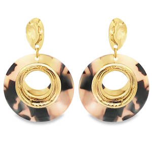 Sublimez votre allure avec ces boucles d'oreilles pendantes. Confectionnées en acier doré, elles arborent un design contemporain captivant. Leur allure audacieuse en fait l'accessoire idéal pour rehausser votre style quotidien ou compléter une tenue de soirée.