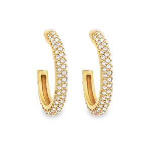 Sublimes boucles d'oreilles créoles en acier doré, rehaussées d'un pavé étincelant de strass taille brillant. Ces boucles d'oreilles incarnent l'élégance intemporelle et illumineront votre visage d'une brillance incomparable. Un accessoire luxueux pour sublimer toutes vos tenues.