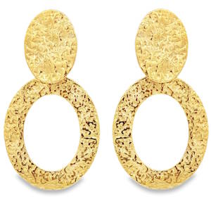 Sublimes boucles d'oreilles pendantes en acier doré, un bijou sculptural qui capture la lumière et ajoute une touche d'éclat à chaque mouvement. Leur design unique et leur finition texturée en font un accessoire sophistiqué, parfait pour rehausser une tenue élégante.