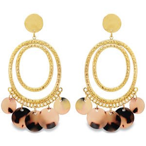 Rehaussez votre style avec ces boucles d'oreilles pendantes en acier doré, une ode à l'élégance bohème. Leur design complexe, avec des cercles concentriques et des breloques suspendues, apporte une touche de mouvement et de sophistication à votre allure. Parfaites pour illuminer votre quotidien ou pour une occasion spéciale, ces boucles d'oreilles sont un véritable bijou de déclaration.