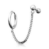 Boucle d'oreille composée d'une créole en acier argenté reliée par une chaîne en acier argenté à une puce boule piercing cartilage en acier argenté. Vendu à l'unité.