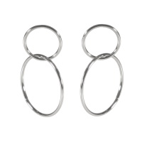 Boucles d'oreilles pendantes composées de deux cercles entrelacés acier argenté.