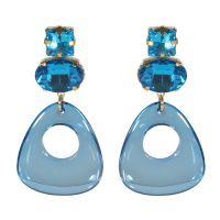 Boucles d'oreilles pendantes en acier doré composées de deux cristaux bleus sertis griffes et d'un cercle difforme de couleur bleu.