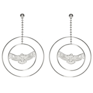 Boucles d'oreilles pendantes composées de deux cercles avec un aigle en acier argenté.