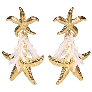Boucles d'oreilles pendantes composées de deux étoiles de mer en acier doré et des algues en plastique blanc et transparent.