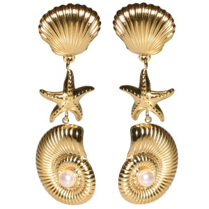 Boucles d'oreilles pendantes composées d'un coquillage et d'une étoile de mer en acier doré et d'un coquillage escargot en acier doré surmonté d'une perle d'imitation.
