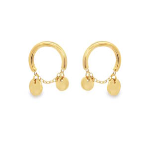 Rehaussez votre style avec ces boucles d'oreilles en acier doré, une expression de modernité et de sophistication. Le design minimaliste est accentué par de délicats pendants circulaires qui captent la lumière à chaque mouvement, ajoutant une touche d'éclat subtil à votre allure. Un bijou idéal pour toutes les occasions.