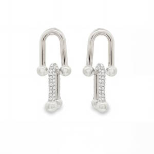 Sublimes boucles d'oreilles pendantes en acier argenté, arborant un design unique. La monture en acier argenté met en valeur un pavé de strass ronds taille brillant. Ce bijou étincelant apportera une touche d'élégance et de raffinement à votre collection. Un symbole de luxe et de style.