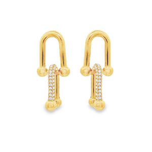 Sublimes boucles d'oreilles pendantes en acier doré, arborant un design unique. La monture en acier doré met en valeur un pavé de strass ronds taille brillant. Ce bijou étincelant apportera une touche d'élégance et de raffinement à votre collection. Un symbole de luxe et de style.