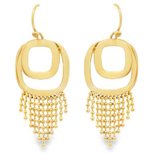 Ces boucles d'oreilles pendantes en acier doré offrent un design géométrique captivant, avec des carrés ouverts suspendus à une cascade délicate de chaînes. Une pièce élégante qui ajoutera une touche de sophistication à toute tenue.