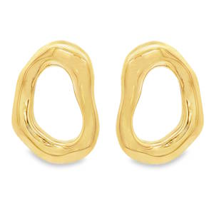 Ces boucles d'oreilles pendantes en acier doré offrent une esthétique organique et fluide. Son design unique évoque la nature et l'art moderne, ajoutant une touche d'élégance subtile à toute tenue. Un accessoire précieux pour affirmer votre style personnel avec raffinement.