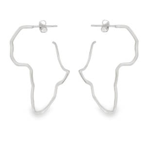 Affirmez votre style avec ces boucles d'oreilles uniques qui célèbrent le continent africain avec élégance et modernité. Leur design minimaliste en fil d'acier dessine avec précision les contours de l'Afrique, créant un bijou à la fois graphique et chargé de sens. Une silhouette stylisée de la carte de l'Afrique, ajourée pour un rendu aérien et délicat sur le lobe. Conçues en acier inoxydable argenté, ces boucles offrent une brillance durable.