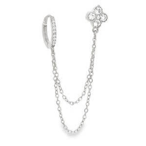 Il s'agit d'une boucle d'oreille à double attache reliée par des chaînes, un style souvent appelé ear cuff ou boucle d'oreille connectée. Un petit anneau de type huggie serti de pierres scintillantes sur sa face avant. Une puce d'oreille en forme de trèfle à quatre feuilles, entièrement pavée de cristaux brillants, apportant une touche de chance et d'éclat. Deux chaînes de longueurs différentes créent un effet de drapé élégant sous le lobe de l'oreille, ajoutant du mouvement et une allure rock-chic. Vous pouvez placer l'anneau sur le cartilage (hélix) et la puce sur le lobe principal, ou vice-versa, selon vos perçages.