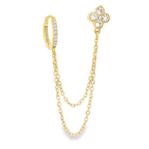 Il s'agit d'une boucle d'oreille à double attache reliée par des chaînes, un style souvent appelé ear cuff ou boucle d'oreille connectée. Un petit anneau de type huggie serti de pierres scintillantes sur sa face avant. Une puce d'oreille en forme de trèfle à quatre feuilles, entièrement pavée de cristaux brillants, apportant une touche de chance et d'éclat. Deux chaînes de longueurs différentes créent un effet de drapé élégant sous le lobe de l'oreille, ajoutant du mouvement et une allure rock-chic. Vous pouvez placer l'anneau sur le cartilage (hélix) et la puce sur le lobe principal, ou vice-versa, selon vos perçages.