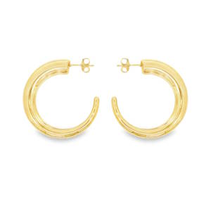 Affirmez votre style avec ces créoles demi-lune au design audacieux et contemporain. Conçues pour celles qui recherchent une pièce à la fois volumineuse et légère, ces boucles d'oreilles captent la lumière sous tous les angles grâce à leur finition miroir impeccable. Une forme tubulaire bombée qui apporte du relief et du caractère à votre visage.