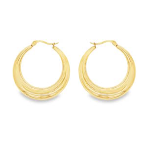 Affirmez votre style avec ces superbes créoles bombées, une pièce maîtresse qui allie élégance classique et design contemporain. Leur silhouette généreuse et leur fini brillant captent la lumière à chaque mouvement, apportant un éclat instantané à votre visage. Elles sont le parfait compromis entre le bijou de jour décontracté et l'accessoire de soirée sophistiqué.