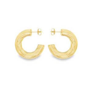 Affirmez votre style avec ces créoles demi-lune au design audacieux et contemporain. Conçues en torsade, ces boucles d'oreilles captent la lumière sous tous les angles et donne une impression d'infini. Une forme tubulaire bombée qui apporte du relief et du caractère à votre visage.