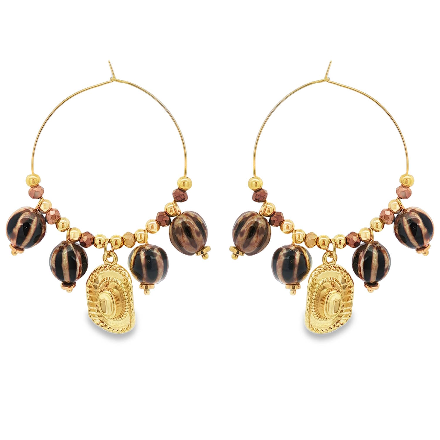 Sublimez votre look avec ces boucles d'oreilles créoles uniques, confectionnées en acier doré éclatant.<br/>Leur design original intègre des perles décoratives et un charm en forme de chapeau de cowboy, ajoutant une touche western chic à votre style.<br/>Idéales pour celles qui osent affirmer leur personnalité. Chapeau Créoles Perle Adolescent Adulte Femme Fille Indémodable Sublimez votre look avec ces boucles d'oreilles créoles uniques, confectionnées en acier doré éclatant.<br/>Leur design original intègre des perles décoratives et un charm en forme de chapeau de cowboy, ajoutant une touche western chic à votre style.<br/>Idéales pour celles qui osent affirmer leur personnalité. Chapeau Créoles Perle Adolescent Adulte Femme Fille Indémodable