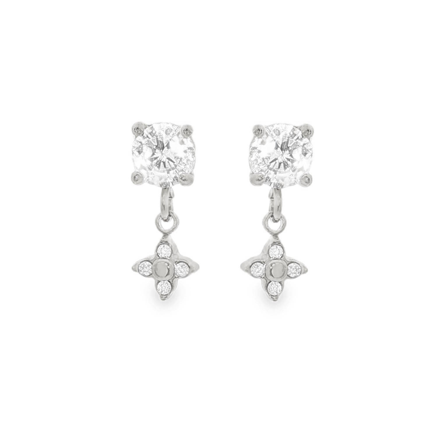 Apportez une touche de lumière et de sophistication à votre visage avec ces boucles d'oreilles pendantes au design raffiné.<b/> Mariant la robustesse de l'acier et l'éclat intemporel du cristal, ce bijou est l'accessoire parfait pour sublimer vos tenues quotidiennes ou compléter une allure de soirée.<br/>Une structure en deux parties articulées offrant un mouvement gracieux.
Un solitaire taille brillant, maintenu par quatre griffes délicates, qui capte la lumière à chaque mouvement.<br/>
Une pampille en forme de trèfle à quatre feuilles, ornée de quatre petits cristaux étincelants entourant un cœur argenté poli. Pendantes Solitaire Strass Trèfle Adolescent Adulte Femme Fille Indémodable Nature Symboles Apportez une touche de lumière et de sophistication à votre visage avec ces boucles d'oreilles pendantes au design raffiné.<b/> Mariant la robustesse de l'acier et l'éclat intemporel du cristal, ce bijou est l'accessoire parfait pour sublimer vos tenues quotidiennes ou compléter une allure de soirée.<br/>Une structure en deux parties articulées offrant un mouvement gracieux.
Un solitaire taille brillant, maintenu par quatre griffes délicates, qui capte la lumière à chaque mouvement.<br/>
Une pampille en forme de trèfle à quatre feuilles, ornée de quatre petits cristaux étincelants entourant un cœur argenté poli. Pendantes Solitaire Strass Trèfle Adolescent Adulte Femme Fille Indémodable Nature Symboles