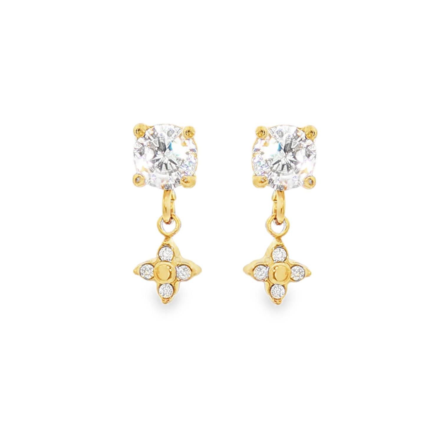 Apportez une touche de lumière et de sophistication à votre visage avec ces boucles d'oreilles pendantes au design raffiné. Mariant la robustesse de l'acier et l'éclat intemporel du cristal, ce bijou est l'accessoire parfait pour sublimer vos tenues quotidiennes ou compléter une allure de soirée.<br/>Une structure en deux parties articulées offrant un mouvement gracieux.<br/>Un solitaire taille brillant, maintenu par quatre griffes délicates, qui capte la lumière à chaque mouvement.<br/>Une pampille en forme de trèfle à quatre feuilles, ornée de quatre petits cristaux étincelants entourant un cœur doré poli. Pendantes Solitaire Strass Trèfle Adolescent Adulte Femme Fille Indémodable Nature Symboles Apportez une touche de lumière et de sophistication à votre visage avec ces boucles d'oreilles pendantes au design raffiné. Mariant la robustesse de l'acier et l'éclat intemporel du cristal, ce bijou est l'accessoire parfait pour sublimer vos tenues quotidiennes ou compléter une allure de soirée.<br/>Une structure en deux parties articulées offrant un mouvement gracieux.<br/>Un solitaire taille brillant, maintenu par quatre griffes délicates, qui capte la lumière à chaque mouvement.<br/>Une pampille en forme de trèfle à quatre feuilles, ornée de quatre petits cristaux étincelants entourant un cœur doré poli. Pendantes Solitaire Strass Trèfle Adolescent Adulte Femme Fille Indémodable Nature Symboles